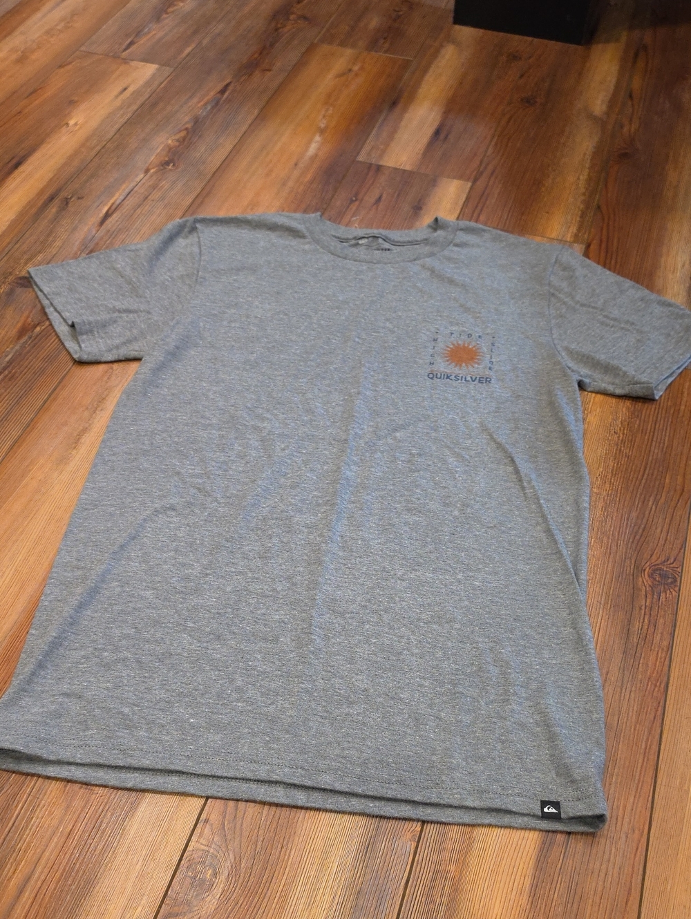 NWOT Quiksilver Men's Heather Gray Crewneck Tee with Sun Logo